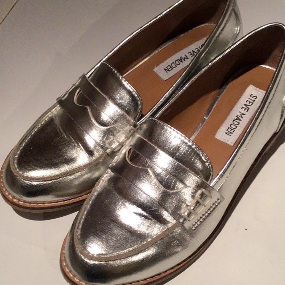 Steve Madden “Cyylo” silver metallic loafer!
